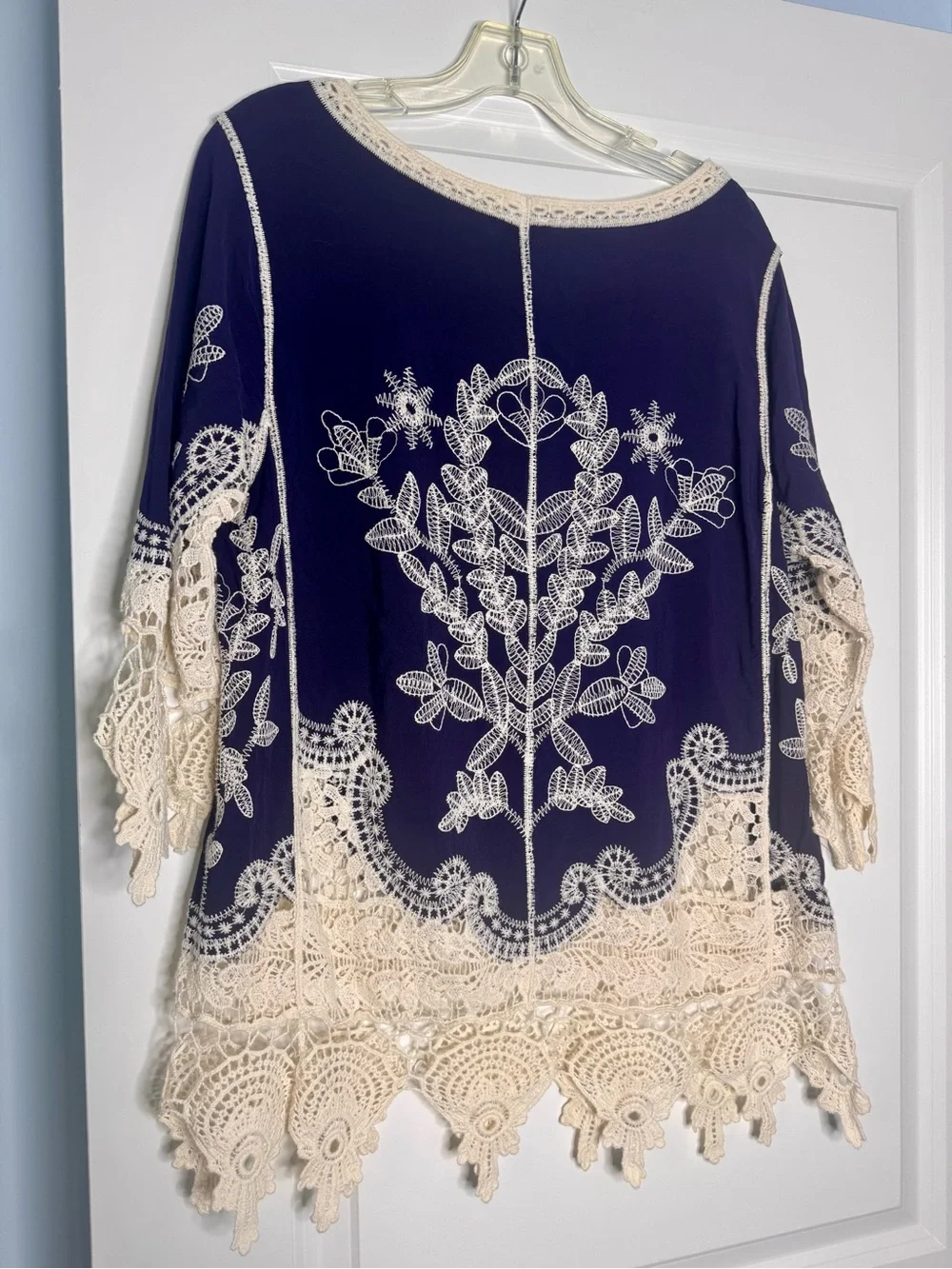 🍓6/$15🍓 Navy & Cream Top - Picture 5 of 5